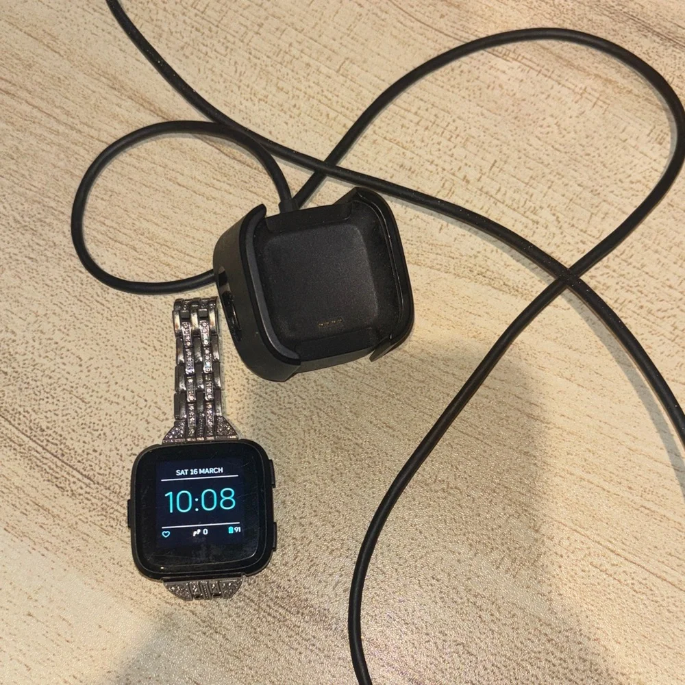 FITBIT WOMEN’S FITNESS TRACKER, Great Used Condition! Comes w/ Charger and Band